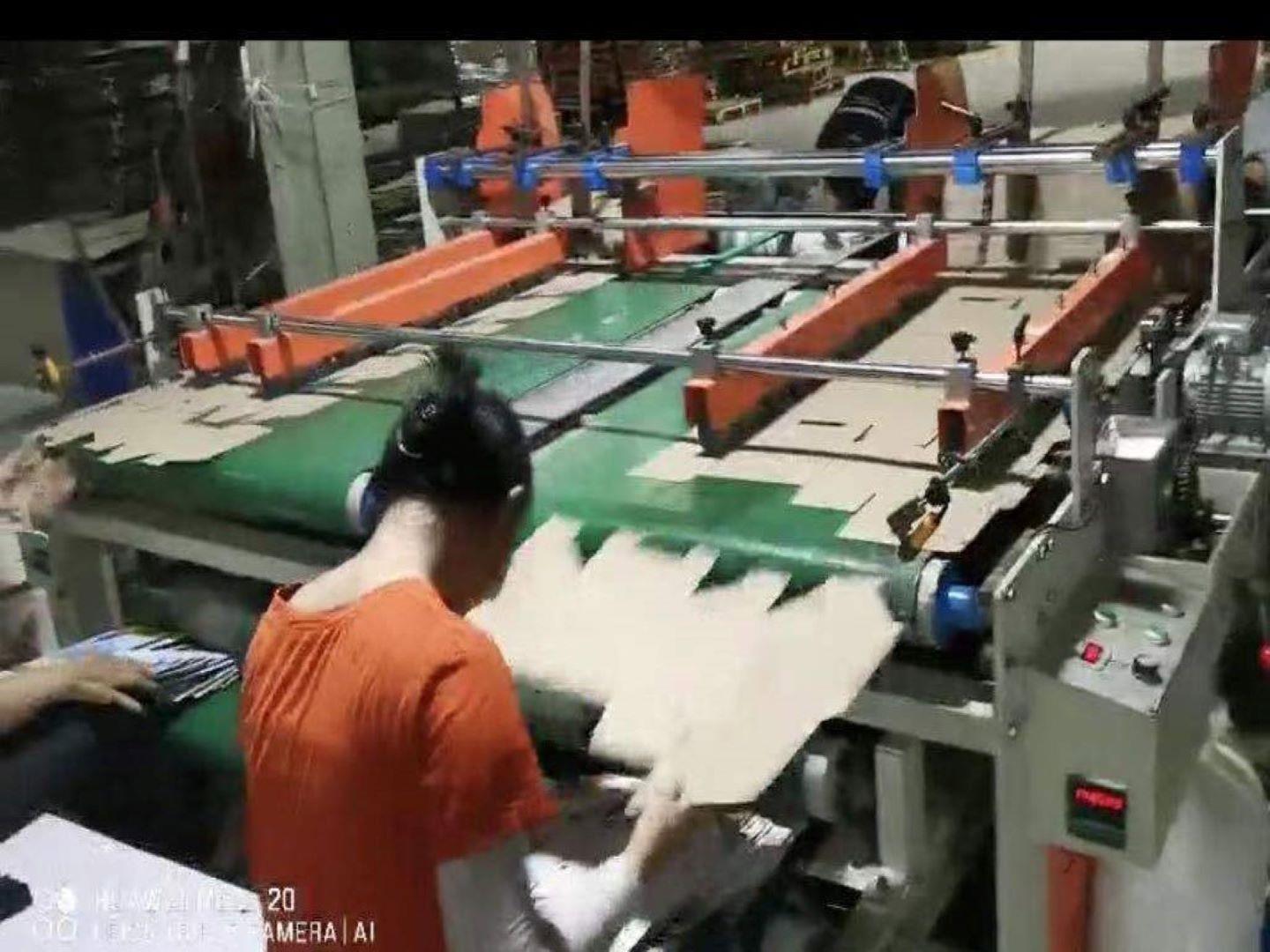 手續紙壓著半自動糊盒機